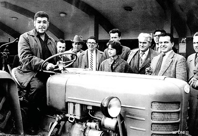 Che besøger en traktorfabrik i Brno i Tjekkoslovakiet i 1960
