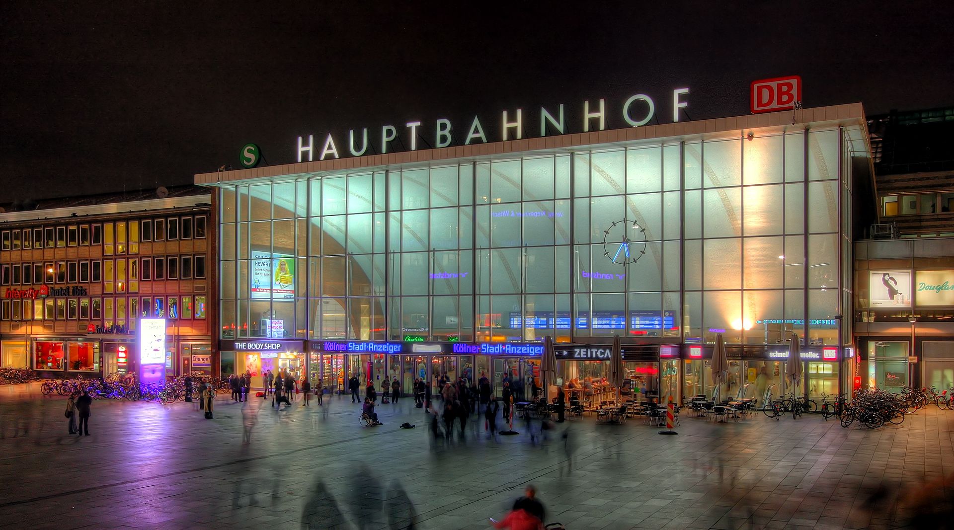 Köln Hauptbahnhof Empfangsgebäude bei Nacht 8111 13