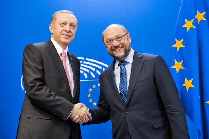 SPD leader Martin Schulz shaking hands with Turkeys right wing President Erdoğan Image Flickr Martin Schulz