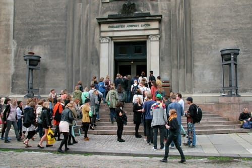 Studiestart: flere mennesker i en sø af besparelser