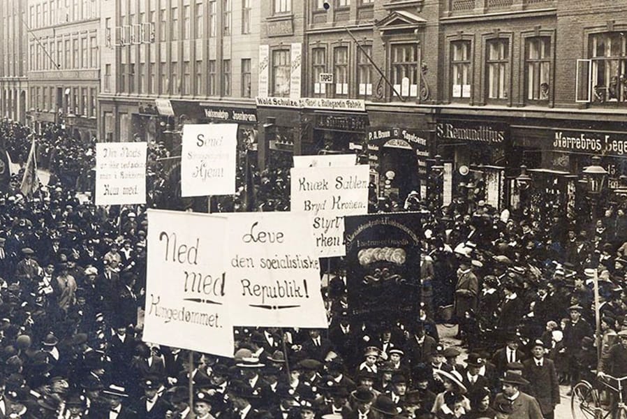Knæk sablen! Bryd kronen! Styrt kirken!