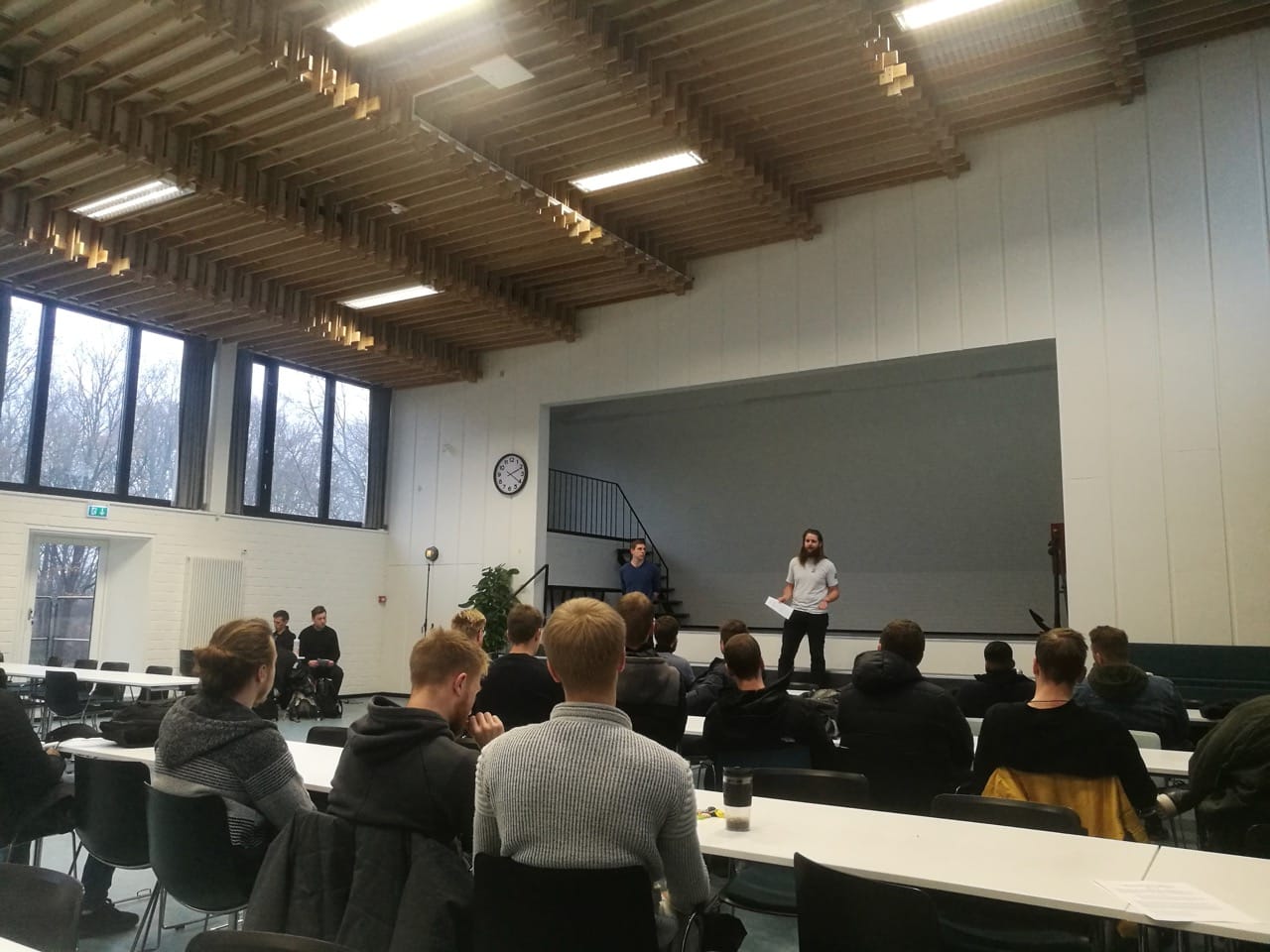 Studerende på Maskinmesterskole slår i bordet