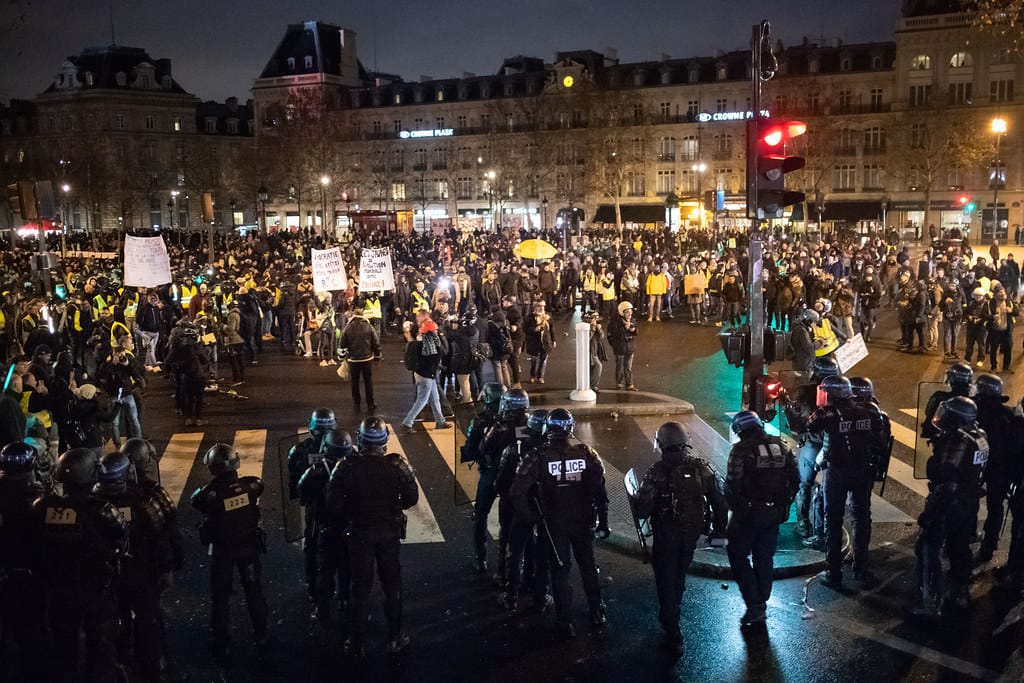 De Gule Veste: Hård statsrepression smadrer demokratiske rettigheder