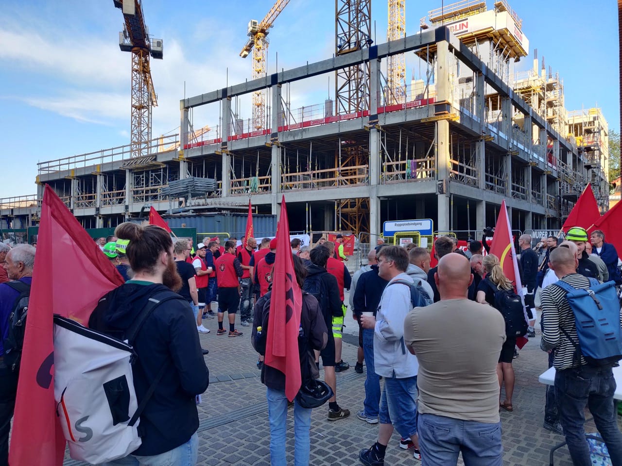 Bygningsarbejdere demonstrerer for fair løn til deres polske kolleger