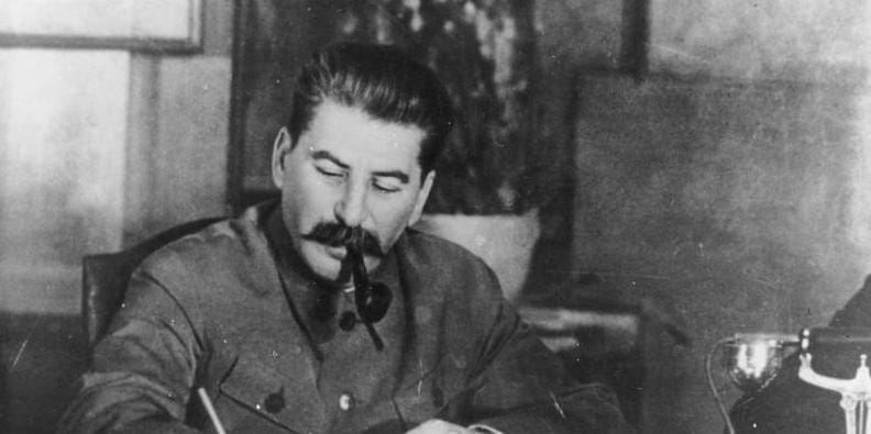 Ständige Freundschaft mit Stalin."Freundschaft mit Stalin ist die Gewähr des Sieges, des Friedens und der Zukunft" heißt es in dem Aufruf der Regierung der Deutschen Demokratischen Republik zum 70. Geburtstag von Generalissimus Stalin am 21.12.39.UBz: I.W. Stalin am SchreibtischAufn.: Illus-SNB 5.12.494636-49