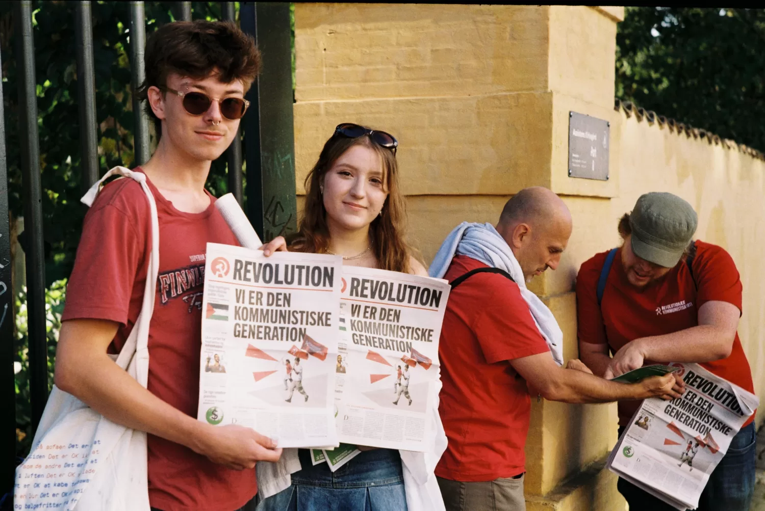 Kammerater fra Revolutionært Kommunistisk Parti sælger avisen