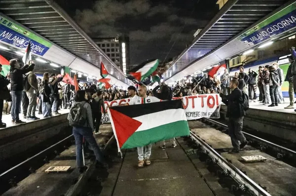 Milano manifestazione a sostegno della global sumud flotilla invade e occupa simbolicamente la
