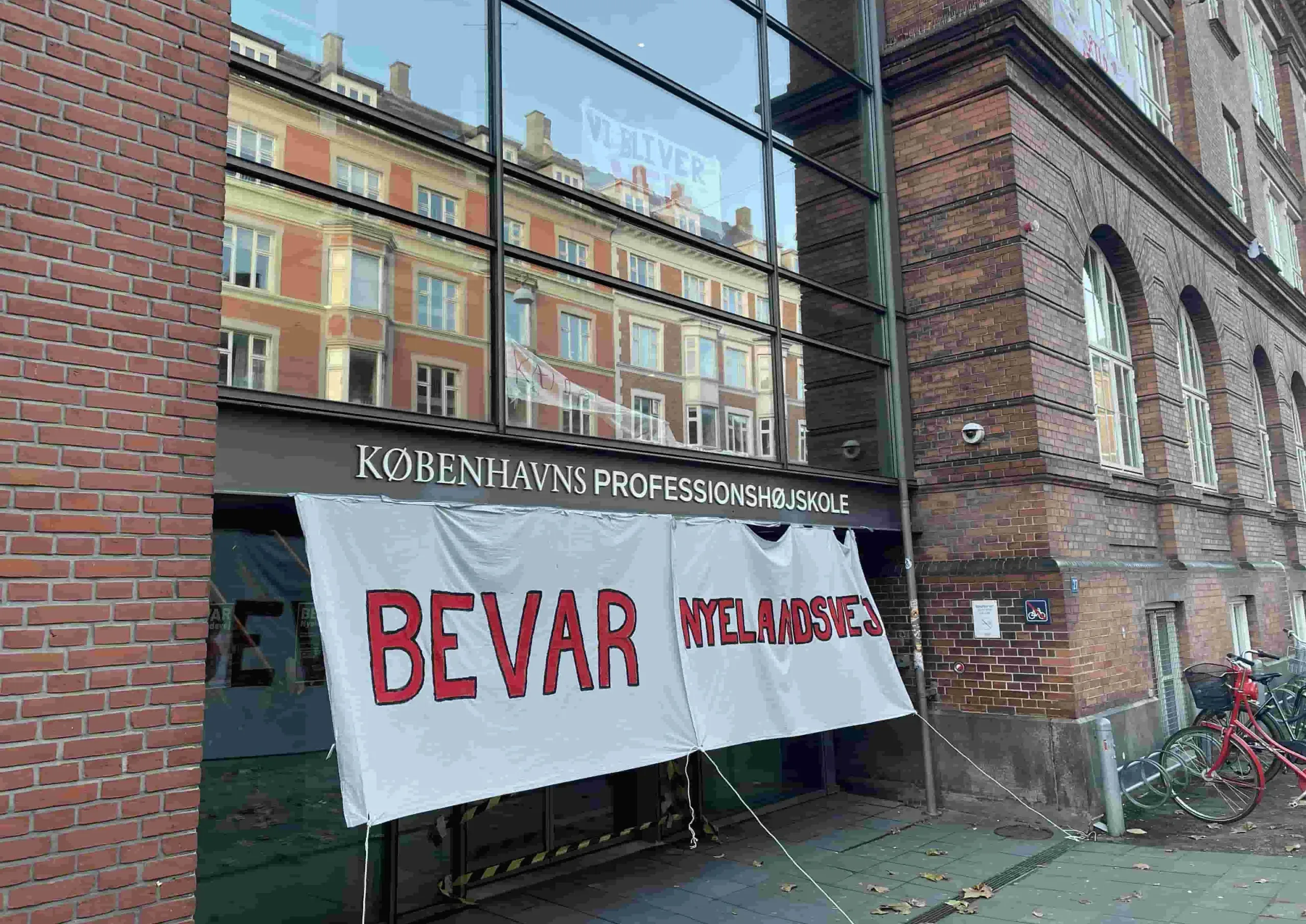 Studerende besætter læreruddannelse: “Vi kæmper med alt vi har for at bevare Nyelandsvej”