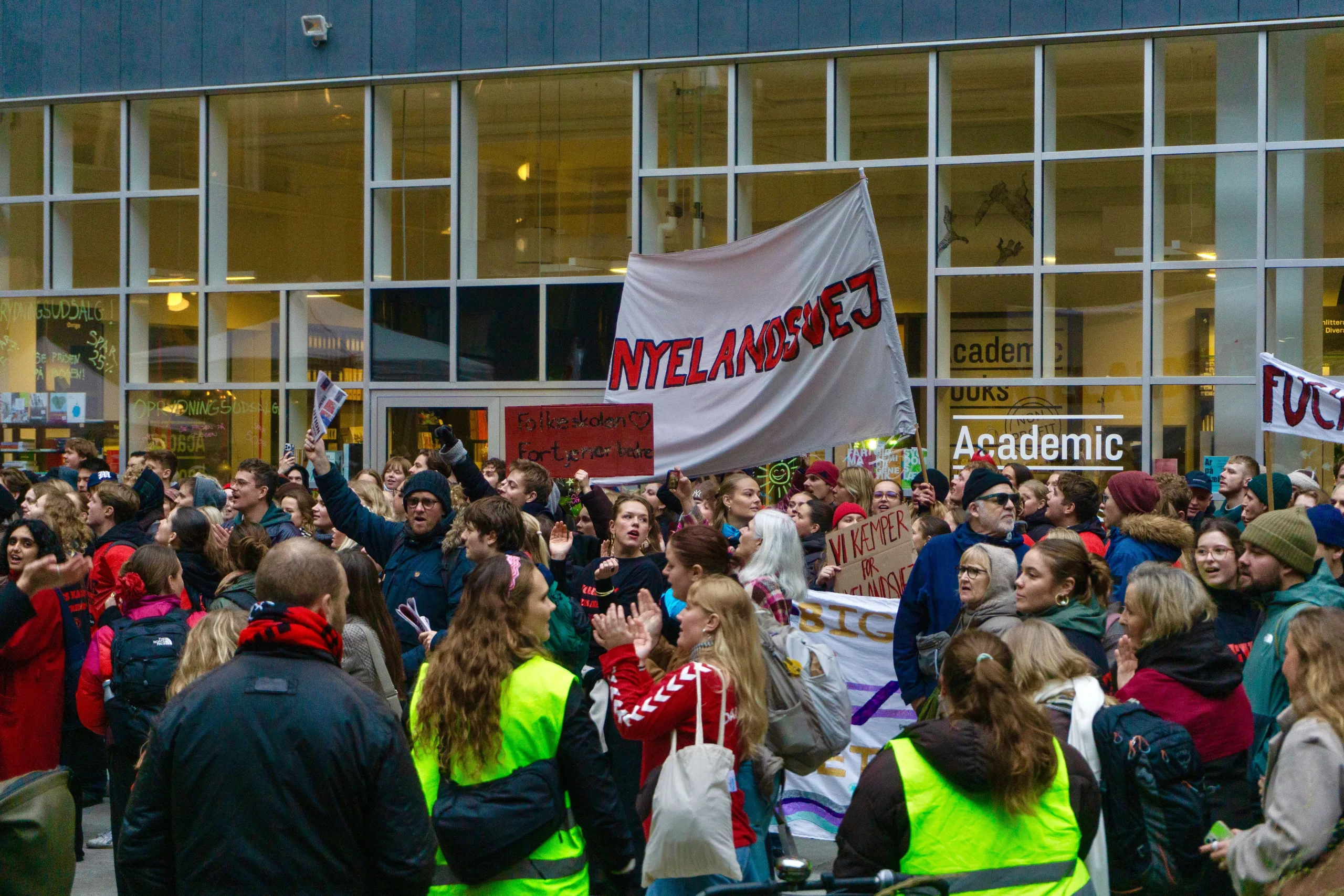 Regeringen vil finde penge, fordi de frygter studenterbevægelsen