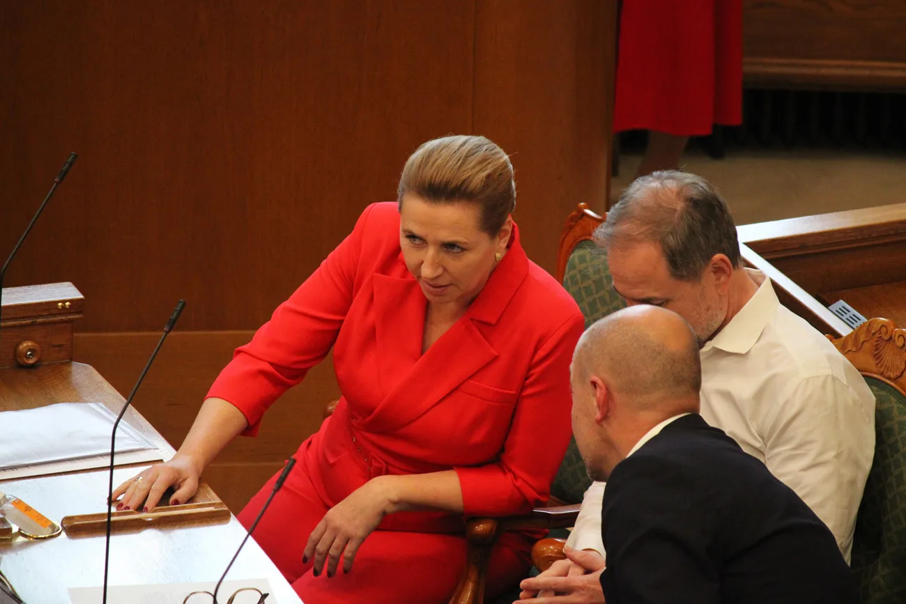 Mette Frederiksen, Nicolai Wammen og Magnus Heunicke i Folketing Christian Ursilva from København, Danmark, CC BY-SA 4.0, via Wikimedia Commons