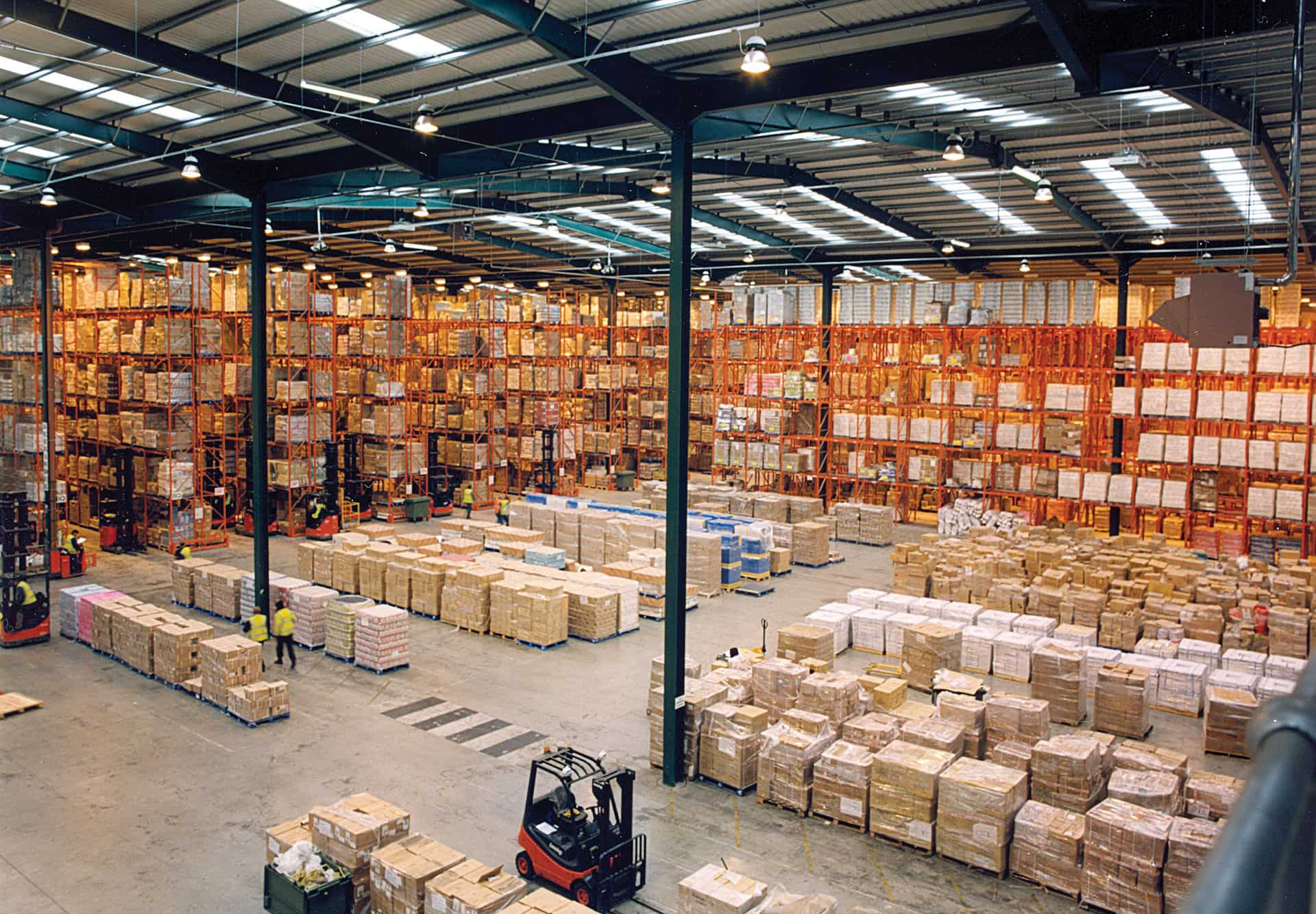 Modern warehouse with pallet rack storage system (1)