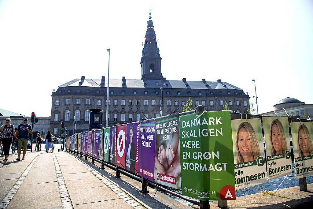 1024px Folketingsvalg Christiansborg valgplakat 50A1019 (48011926328)