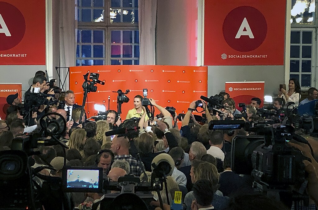 1024px Folketingsvalg FaellessalenChristiansborg Mette Frederiksen 9609 (48012012456)