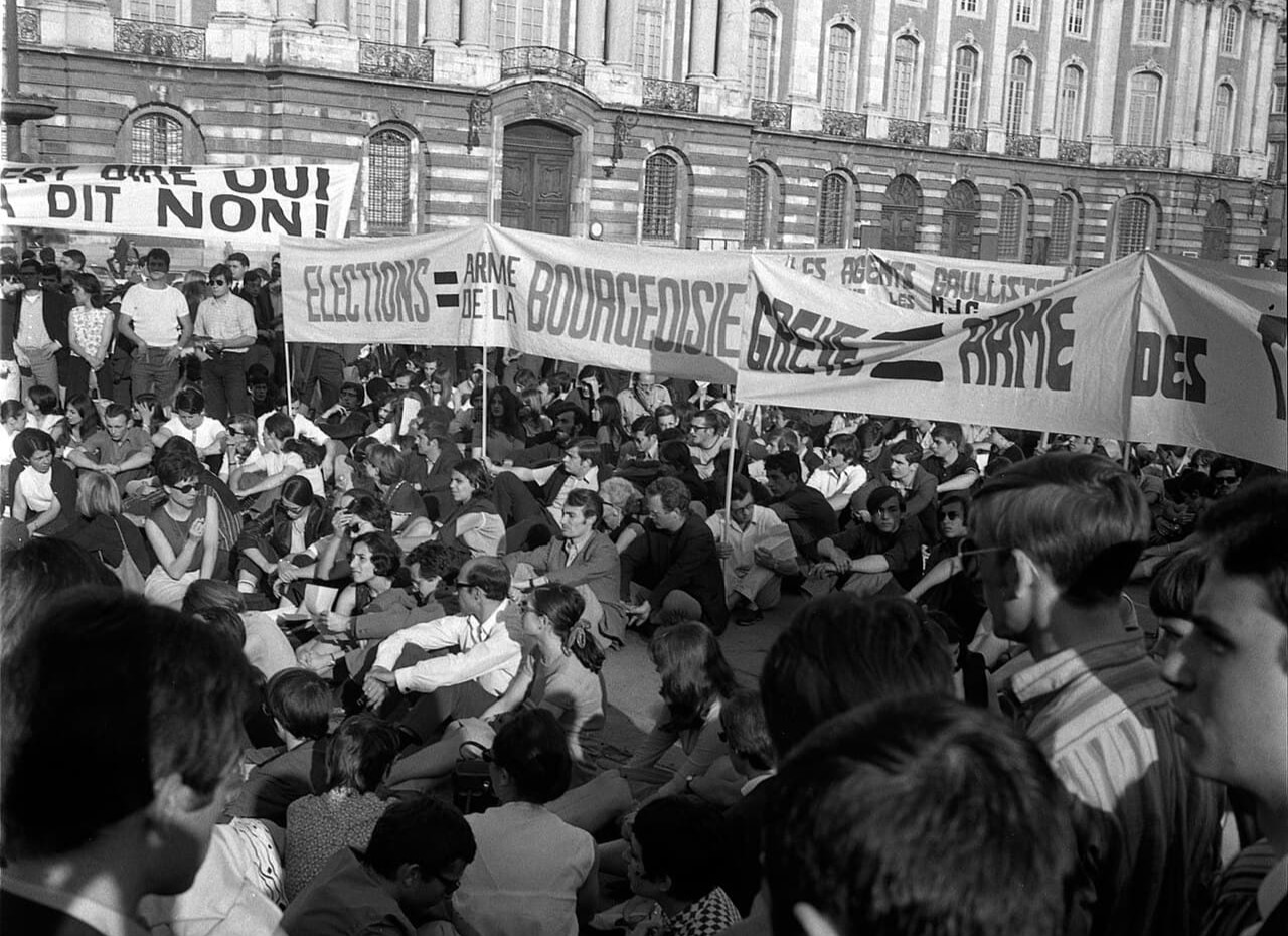 11 12.06.68 Mai 68. Nuit d'émeutes. Manif. Barricades.Dégâts (1968) 53Fi1037 (1)